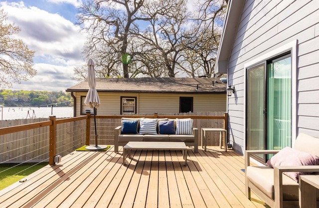 Secluded Lake Front Delight!