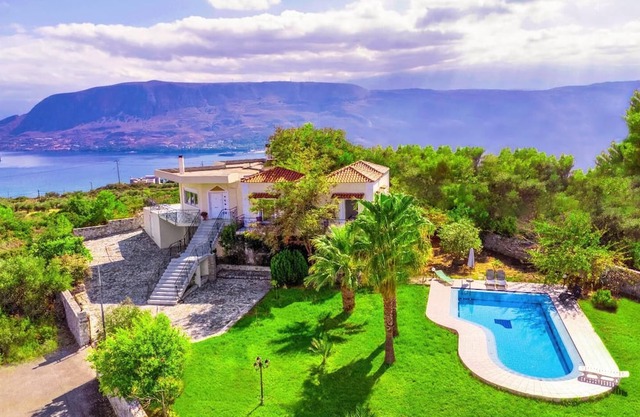 Villa Afroditi near Airport with Pool, Free Wi-Fi, Souda Bay Views, Garden Oasis