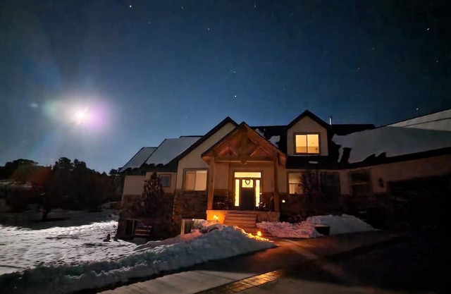 Private home for corporate or family gatherings minutes from Skyline Drive!