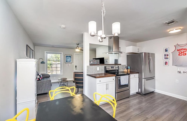 QC Retro - Stylish 2-Queen bedroom townhome in Center City Charlotte