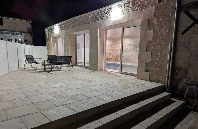 Homerez - Big villa for 16 ppl. with swimming-pool and terrace at Jaunay-Clan