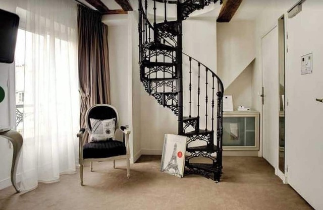 Confidential Room 5, a Stone's Throw From the Louvre