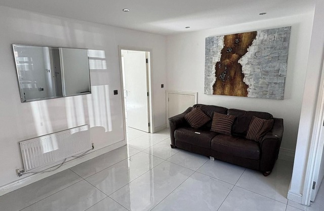 House - Sleeps 5, Private Parking & Pets Allowed