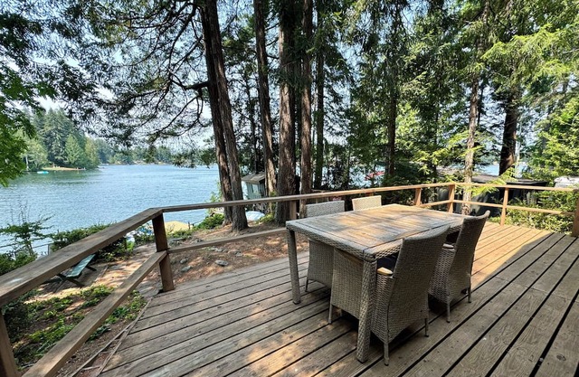 Cozy 2-bedroom lakefront cabin with tranquil views