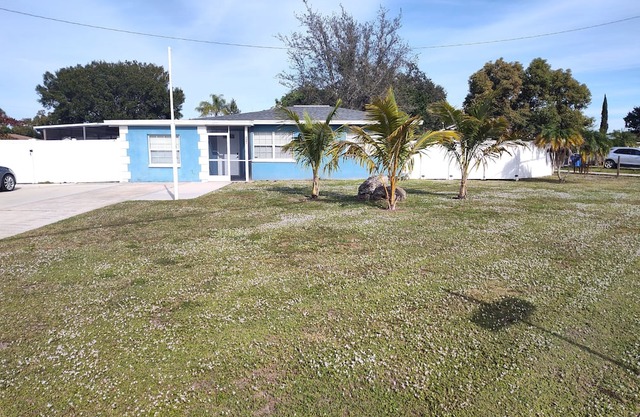 Charming 2/1 in the Heart of Apollo Beach.