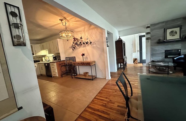 Delightful apartment by the sea in quiet hamlet on the East End with extra beds!