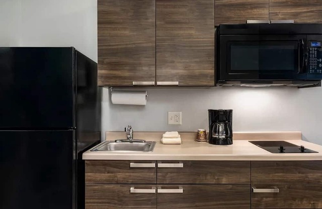 Clean Pet-Friendly Room w/Kitchen, Free Parking, Breakfast Available