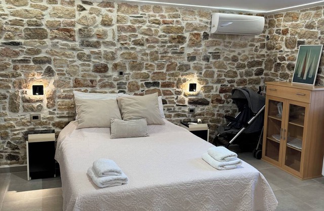 Villa Sitaralona stone house near lake Trihonida