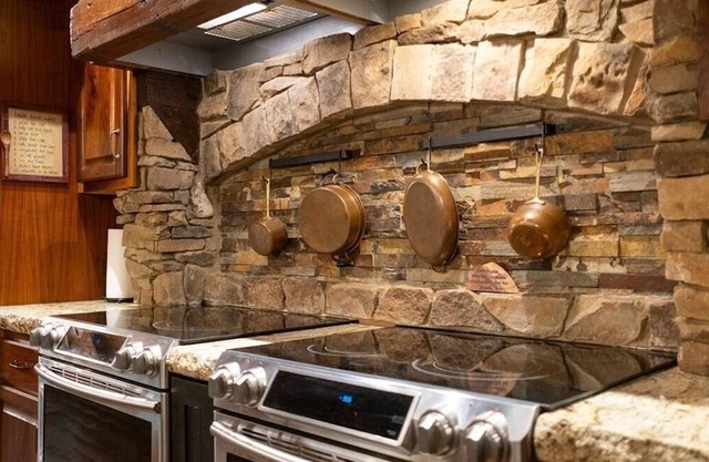 Large and charming 4-bedroom log cabin in the Georgia mountains