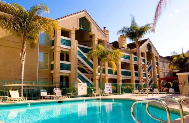 3 Cozy Rooms w/Coffee Maker, Microwave, & Complimentary Breakfast