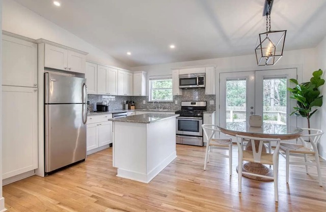 Charming cottage with 3 bedrooms and WiFi, AC in welcoming East Hampton Springs
