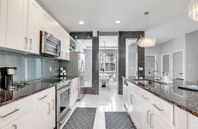 Gated Oasis: Luxurious 5-BR Retreat in Ft. Myers