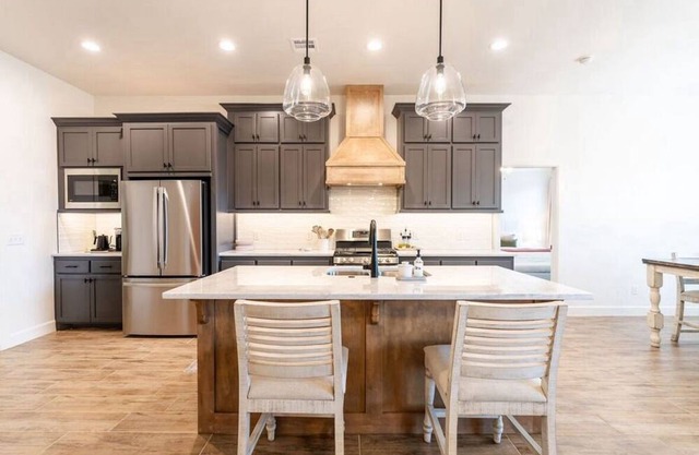 Spacious 4-bedroom house with WiFi, AC within a couple miles of the Stadium!