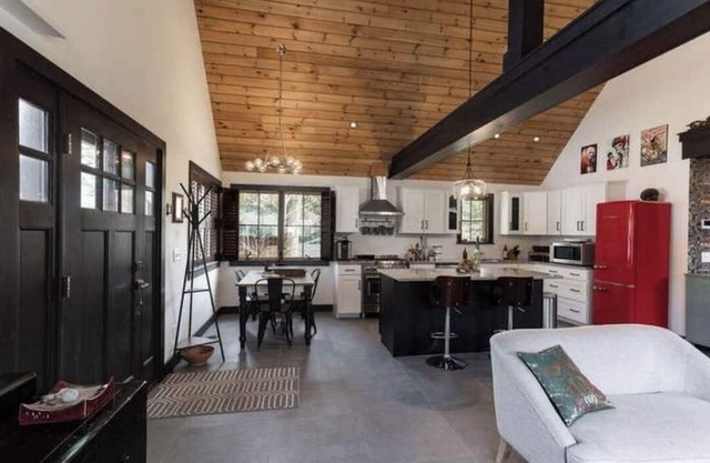 Year Round Vacation Fun, Less Than A Mile From York Beach!
