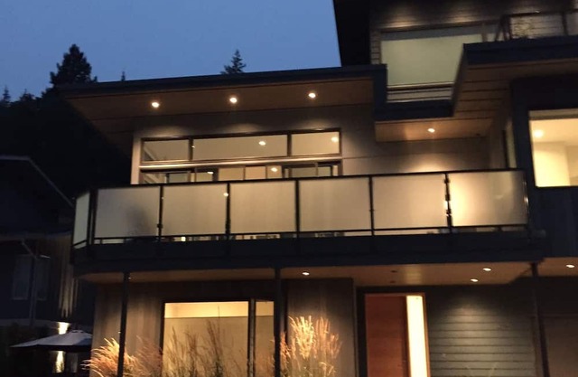 Modern bright home, epic views, family friendly