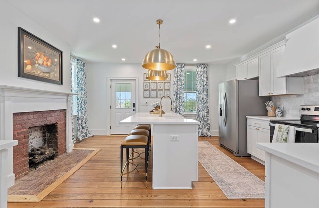 Charming 4-bedroom house in Bowling Green with WiFi, AC - 1700s Modern Reno