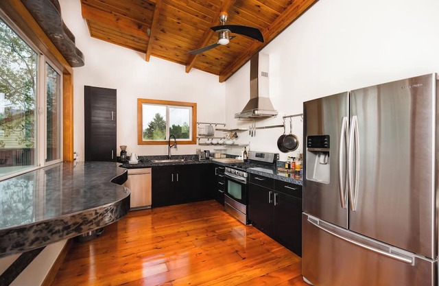 Cozy 2-bedroom cabin in Heeney with lake access and stellar deck views