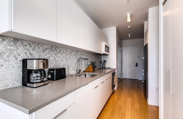 Vibrant Apt with Pool & Gym (URB-3120)