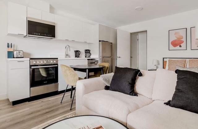 Clean Oakland Studio w/ A/C, nr Water, Easy Highway Access, by Blueground