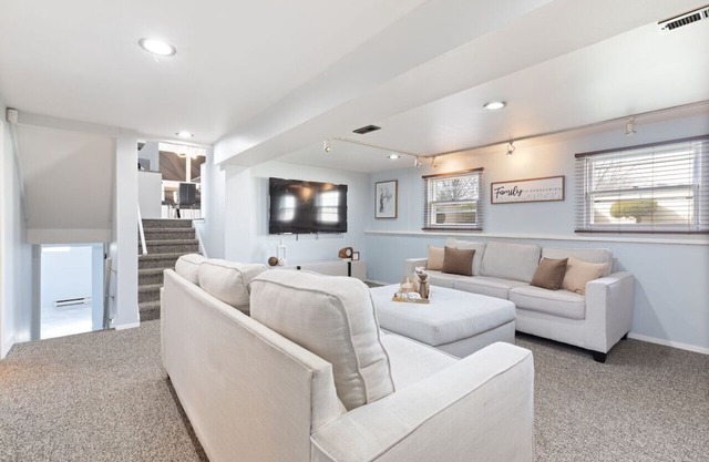 Escape to The Hills: Spacious 3-Bed Retreat with Family & Game Rooms - Sleeps 8!