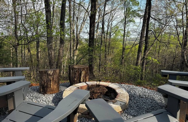 Cozy cottage with hot tub on 1.5 secluded acres - minutes from Lake Lure!