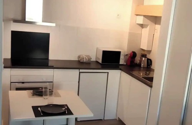 Complete accommodation for 2 people, independent access, separate bedroom.