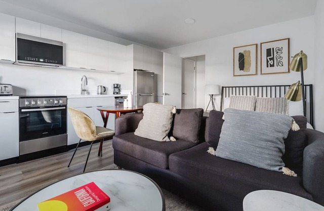 Exquisite Oakland Studio w/ A/C, near Eclectic Cuisine, by Blueground