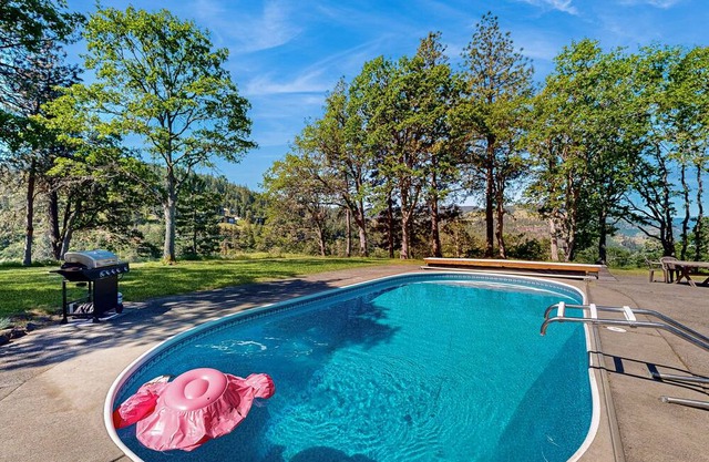 Dog-friendly guest house with amazing river views and shared pool access.