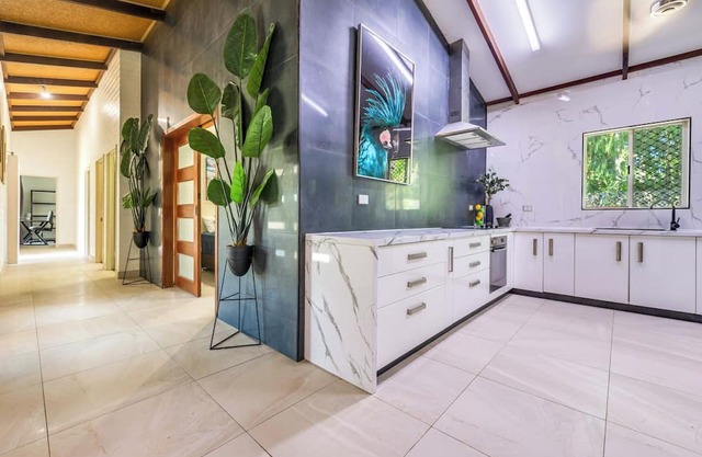 LUX POOLSIDE ESCAPE in LARGE FAMILY HOME