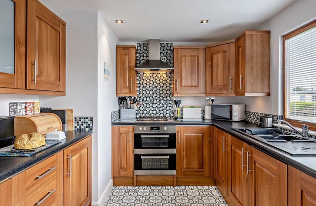 Mussel Shells Lodge - Three Bedroom House, Sleeps 6