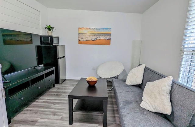 WOW Modern & Cozy unit!! w/Private Entrance!