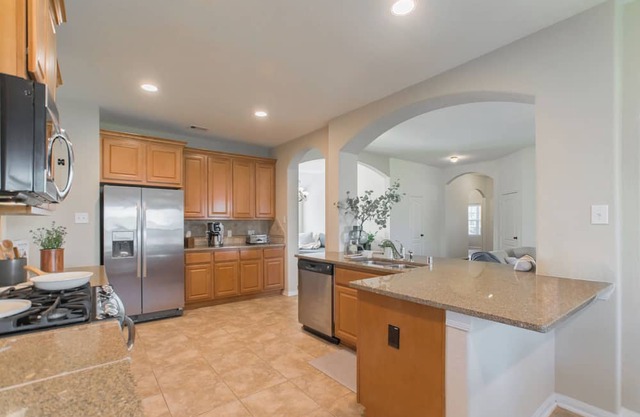 Lovely 1 story/4bdr home w HUGE backyard for all!