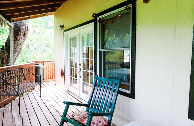 New! Joy Cottage - the perfect place for romance, by Buffalo Mtn Getaway