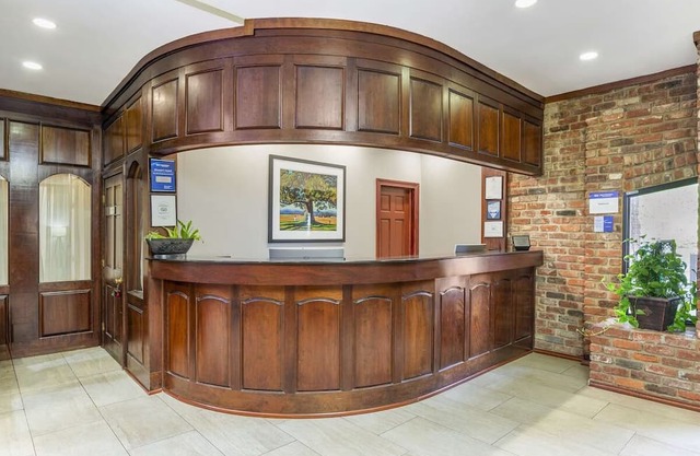 Enjoy a Deluxe Stay - Spacious Rooms Close to Virginia Museum of Arts