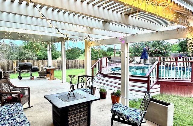 Beautiful spacious house with pool and large backyard, North Austin
