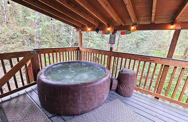 Comfortable Dog-Friendly Home with hot tub, fire pit, deck and large front yard.