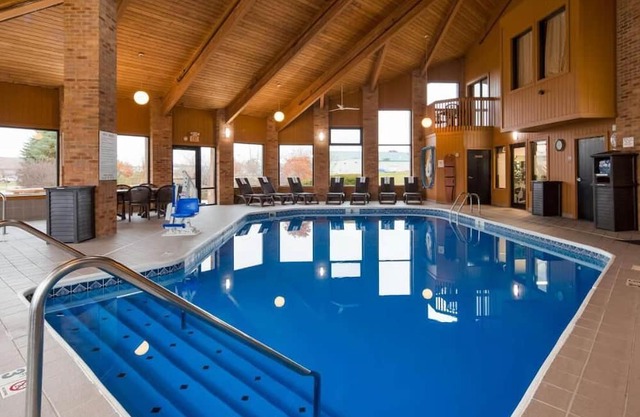 Stylish Renovated Hotel with Free Wi-Fi and Hot Breakfast, Close to I-70