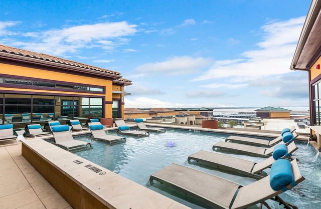 Luxurious Lakeside Retreat: 1BD Pool & Gym
