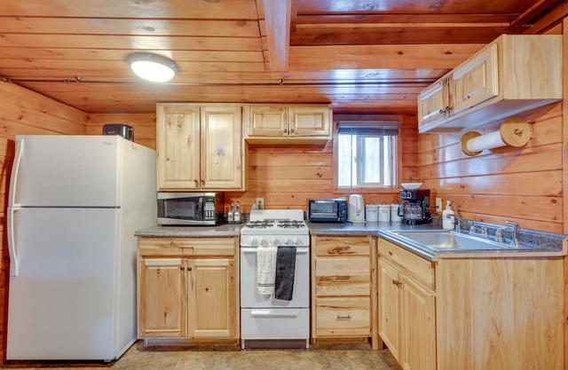 Laconia Cabin w/Grill: 2 Mi to Weirs Beach!