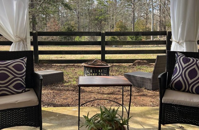 Wine Country Cottage in charming Charlottesville /Ivy VA - WiFi AC Pets Welcome