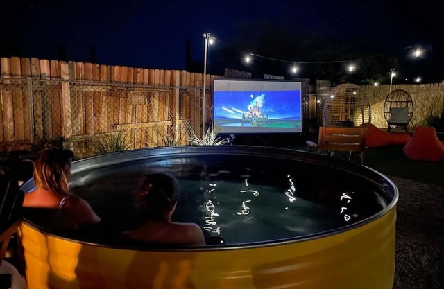 Pool | Outdoor Projector | Fire Pit | 4 Queen beds