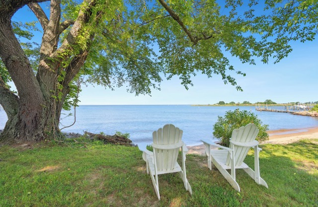 Waterfront and Wonderful! Welcome to the Bayburst Lodge.