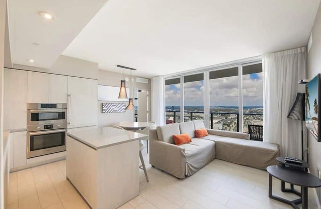 253B/ 3 bedroom with Balcony view!