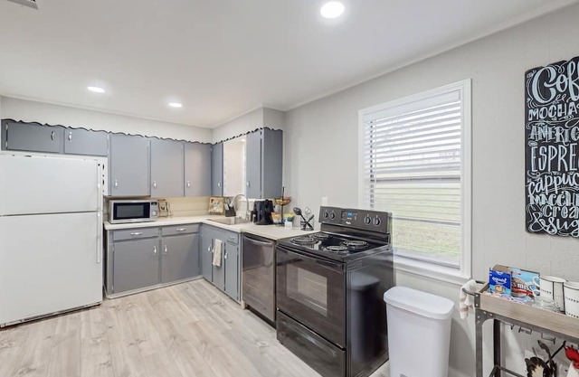Dog-friendly home near downtown with patio, streaming, grill, W/D, fast WiFi, AC