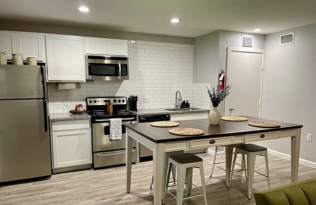 Cute homey apartment in the heart of Greater Heights