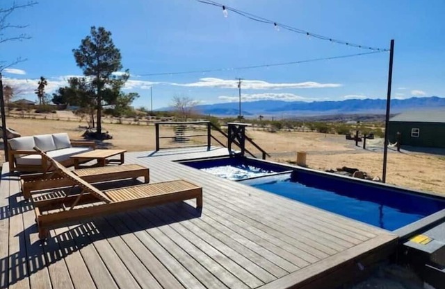Joshua Tree Mirage: 3bd 3.5ba, Pool-Spa- Theater-Game Room. Great location