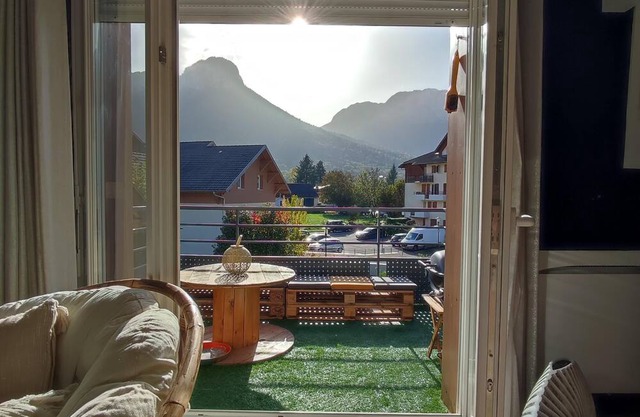 Appartement Plein Centre Village Doussard, vue Montagnes, Lac, Parapente.