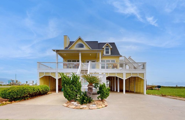 Iconic Gulf-front house with balcony, large deck & amazing views - dog-friendly