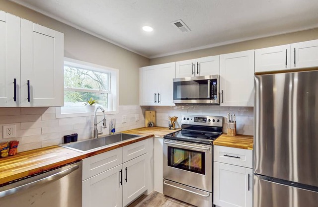 Dog-friendly home near downtown with grill, streaming, washer/dryer, small deck
