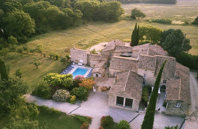 Homerez - Spacious house for 4 ppl. with shared pool and terrace at Valaurie